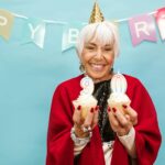 Para cuidar de cães idosos com foco na mobilidade e cognição, é crucial adotar uma rotina que inclua exercícios adaptados, di