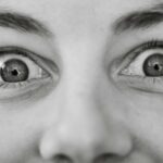 Para passear com cães reativos que latem para outros cães, é crucial adotar estratégias de dessensibilização gradual, reforço