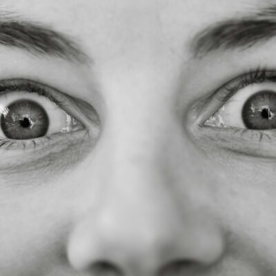 Para passear com cães reativos que latem para outros cães, é crucial adotar estratégias de dessensibilização gradual, reforço