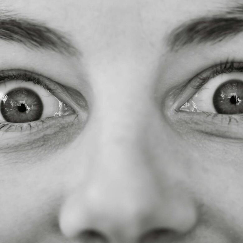 Para passear com cães reativos que latem para outros cães, é crucial adotar estratégias de dessensibilização gradual, reforço