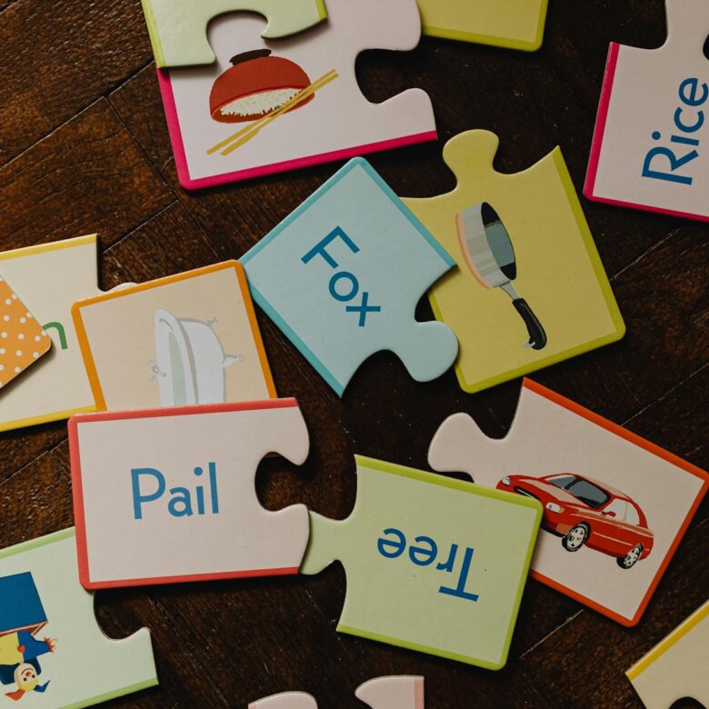 Para Enriquecimento Ambiental: Brincadeiras que gastam energia mental dentro de casa, foque em desafios cognitivos. Jogos int