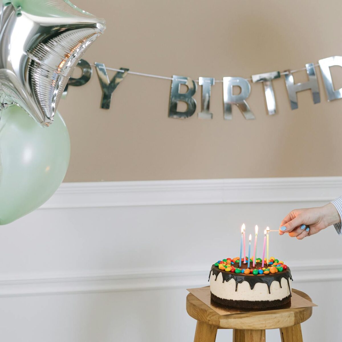 Para organizar Festas de Aniversário Pet memoráveis e seguras, planeje com antecedência a lista de convidados (pets e humanos