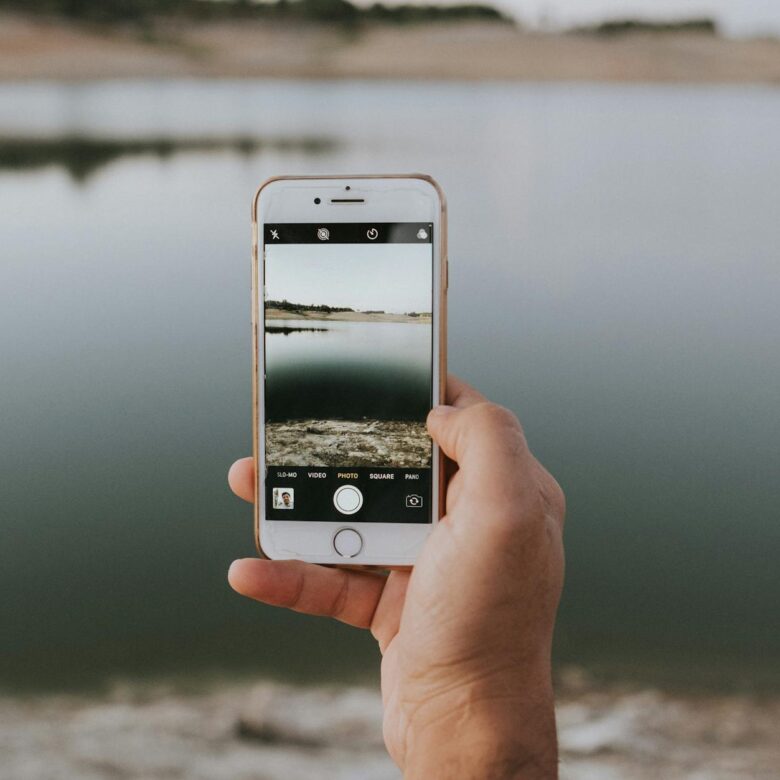 Para tirar fotos incríveis do seu animal de estimação com o celular, foque na iluminação natural, escolha ângulos criativos e
