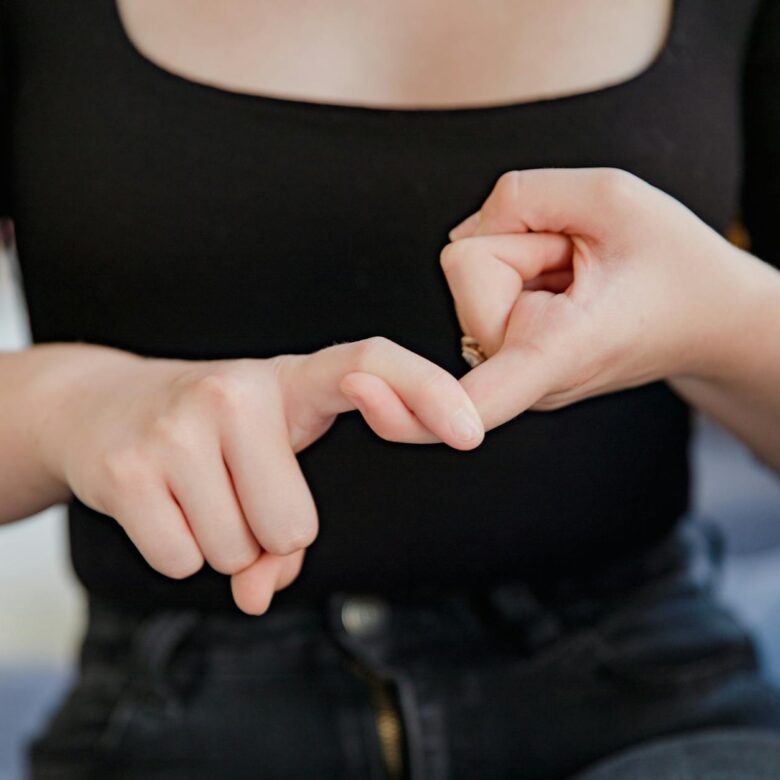 Para aprender a ler a linguagem corporal canina, focando no que o rabo e as orelhas dizem, observe que um rabo abanando alto