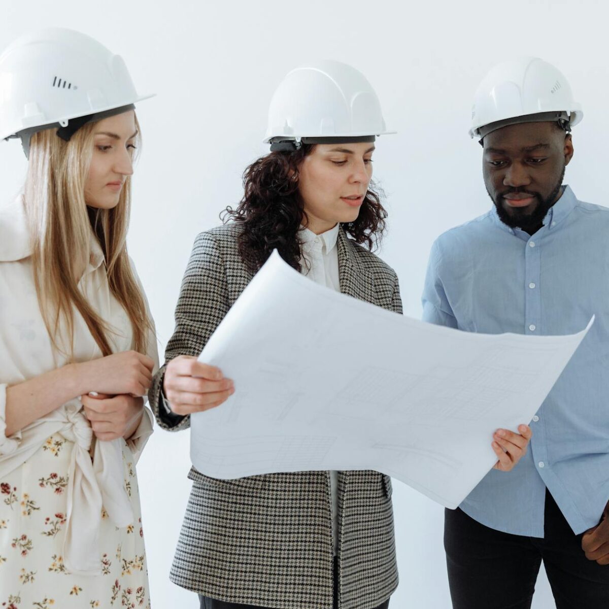 Para O Hábito de Comer Fezes (Coprofagia), as causas são variadas, abrangendo desde deficiências nutricionais e problemas dig