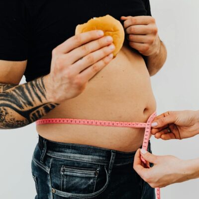 Para combater a obesidade canina e os perigos do excesso de peso, é crucial entender que ela pode levar a doenças graves como