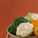 Para Petiscos Saudáveis: Frutas e legumes que seu cão pode comer sem medo, inclua opções como maçã (sem sementes), banana, me