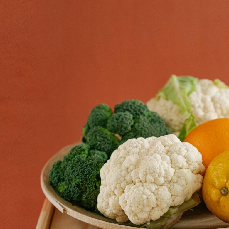 Para Petiscos Saudáveis: Frutas e legumes que seu cão pode comer sem medo, inclua opções como maçã (sem sementes), banana, me