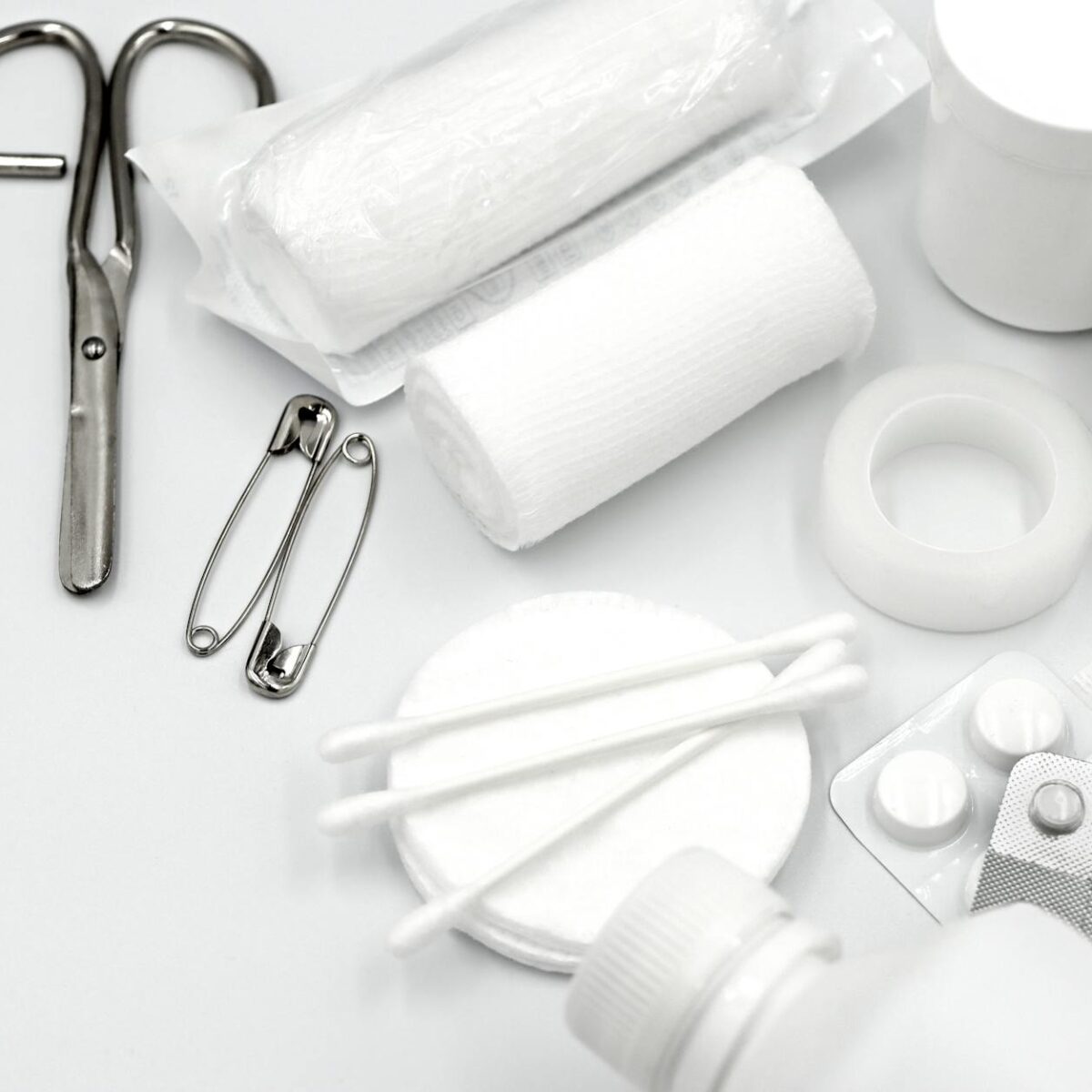 Para montar um kit de emergência de primeiros socorros pet em casa, você precisará de itens como gaze, ataduras, soro fisioló