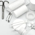 Para montar um kit de emergência de primeiros socorros pet em casa, você precisará de itens como gaze, ataduras, soro fisioló