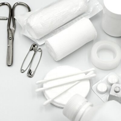 Para montar um kit de emergência de primeiros socorros pet em casa, você precisará de itens como gaze, ataduras, soro fisioló