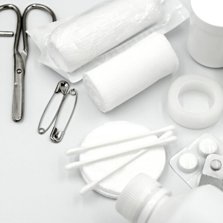 Para montar um kit de emergência de primeiros socorros pet em casa, você precisará de itens como gaze, ataduras, soro fisioló