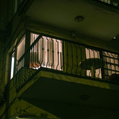 Para garantir a segurança de gatos em apartamentos, as redes de proteção são um item absolutamente indispensável. Elas previn