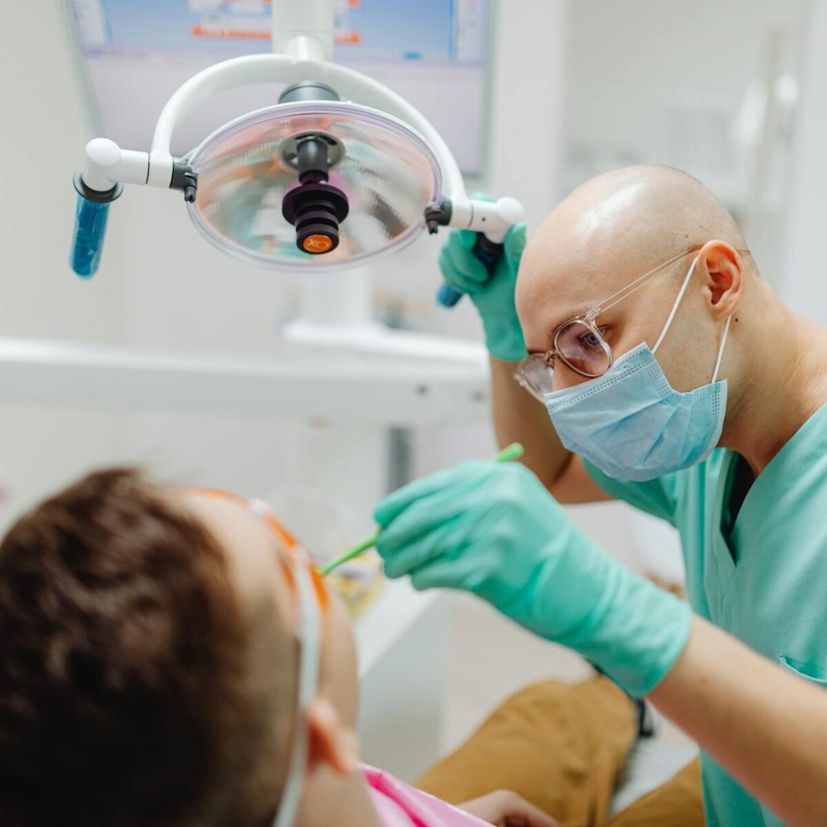 Para Saúde Bucal Pet: Como escovar os dentes do seu cão sem estresse, comece com paciência e reforço positivo. Introduza a es
