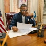 Para entender o que acontece se seu cão causar um dano a terceiros, é crucial saber que o tutor é legalmente responsável. Voc