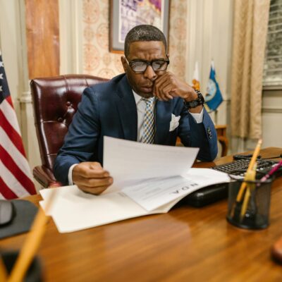 Para entender o que acontece se seu cão causar um dano a terceiros, é crucial saber que o tutor é legalmente responsável. Voc