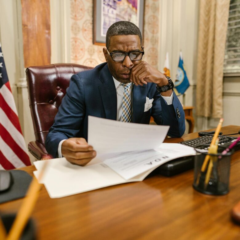 Para entender o que acontece se seu cão causar um dano a terceiros, é crucial saber que o tutor é legalmente responsável. Voc