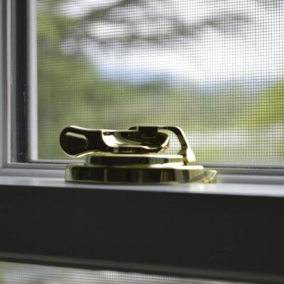 Para Telas Mosquiteiras e Pets: Proteção contra insetos transmissores de doenças, a instalação de telas é fundamental. Elas c