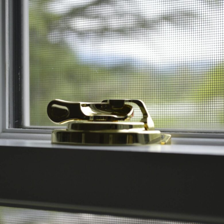 Para Telas Mosquiteiras e Pets: Proteção contra insetos transmissores de doenças, a instalação de telas é fundamental. Elas c